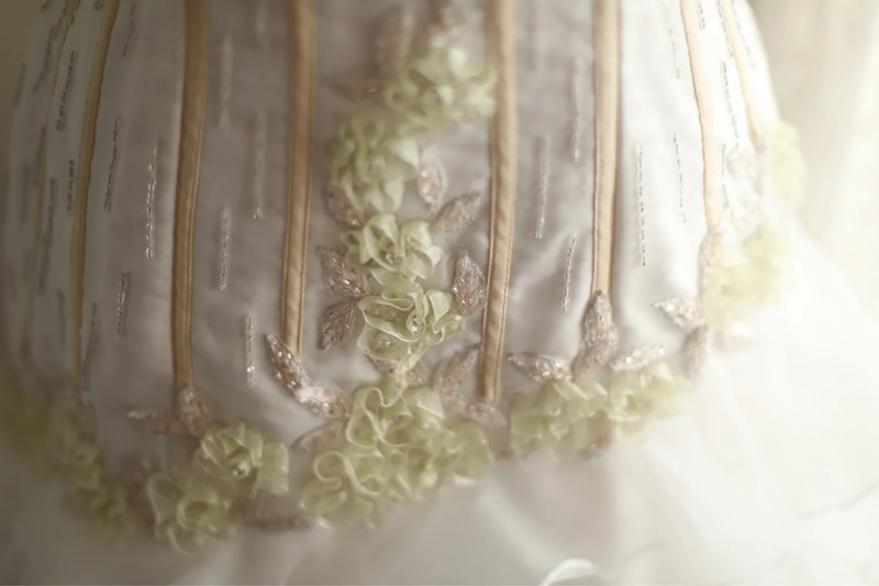 White halter neck, fitted waist, slim-fitting floral tiered skirt, mid-length ball gown R6718