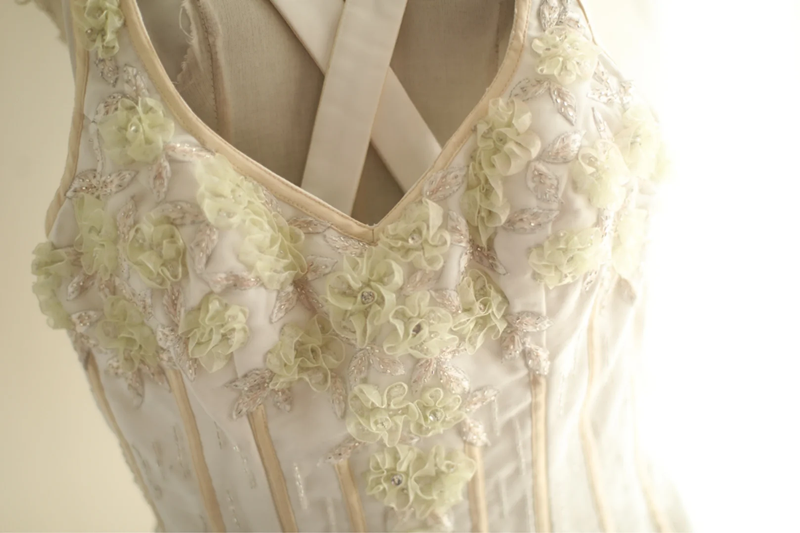 White halter neck, fitted waist, slim-fitting floral tiered skirt, mid-length ball gown R6718