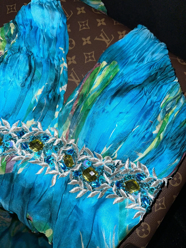 Blue halter-neck, fitted waist, elegant long ball gown R6877