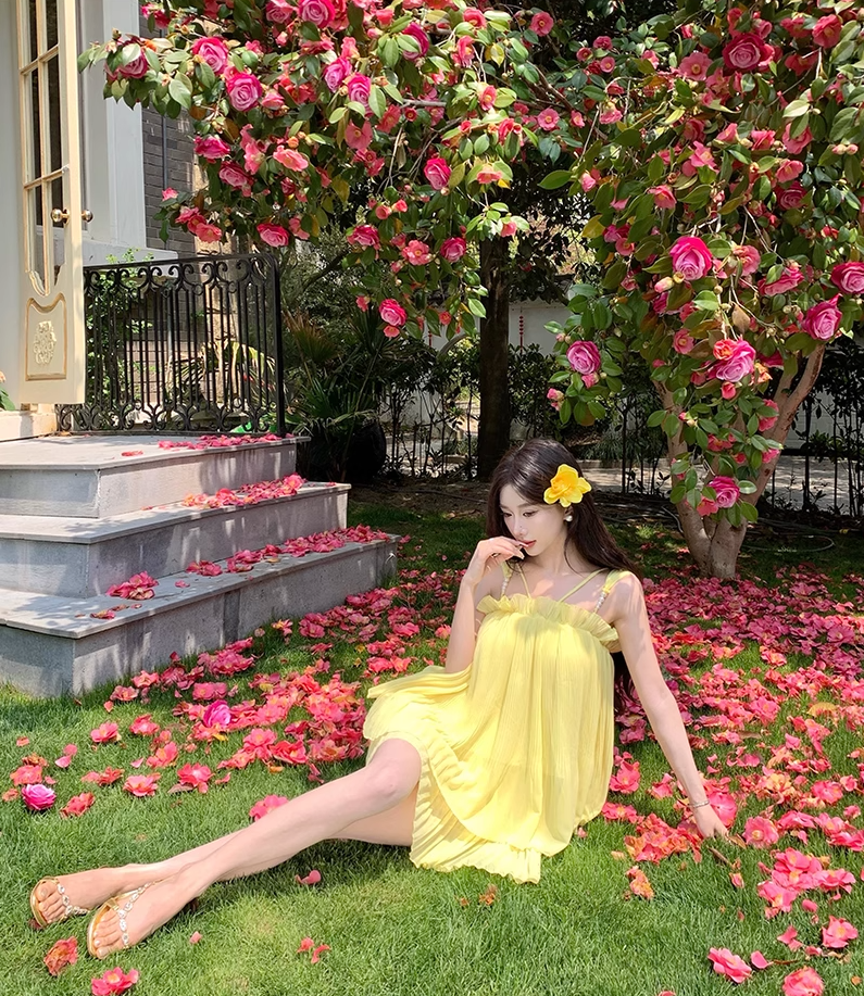 Holiday style beautiful yellow suspender top a-line skirt two-piece suit R0882