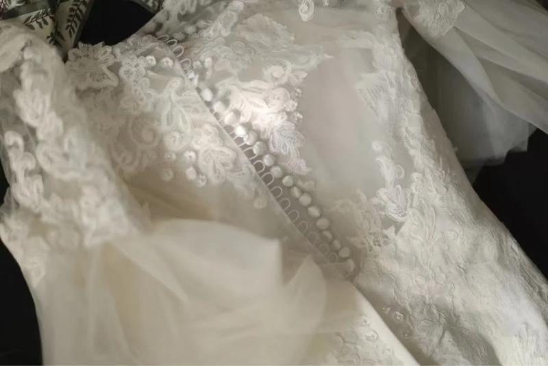 White lace bell-sleeved fitted long ball gown R6799