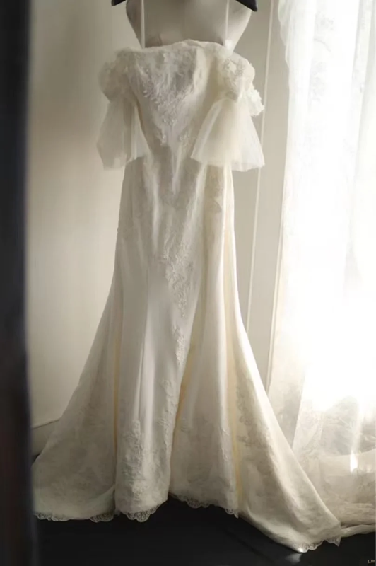 White lace bell-sleeved fitted long ball gown R6799