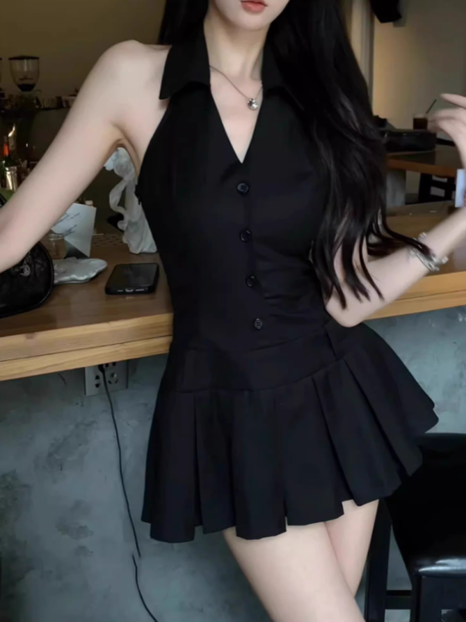 Sweet and spicy design sleeveless halter dress 2025 pure desire waist pleated short skirt R1136