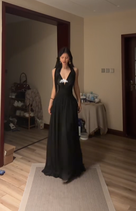 Black Halter Neck Waist-Cinched Fitted Floor-Length Prom Dress R7120