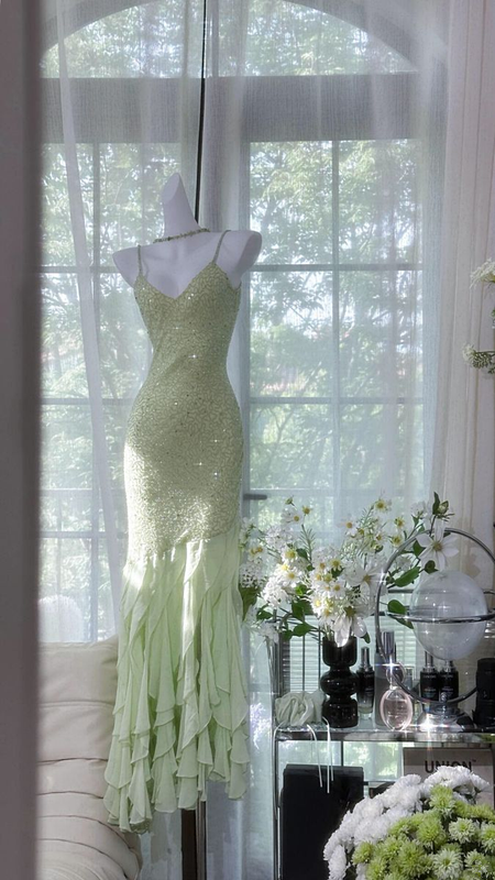 Light green sequined halter-neck fitted bodycon ball gown R6560