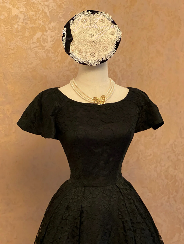 Black Prom Dress with Round Neck, Fitted Waist, Slim Fit and A-Line Skirt R7315