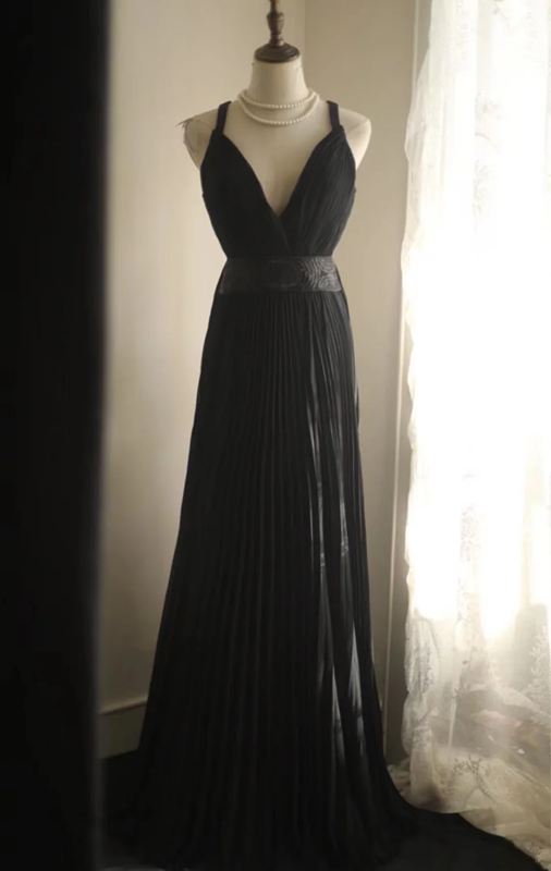 Black halter-neck fitted long ball gown R6803