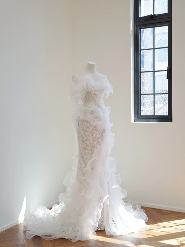 White strapless, fitted waist, long fishtail skirt, sexy ball gown, bridal dress R8511