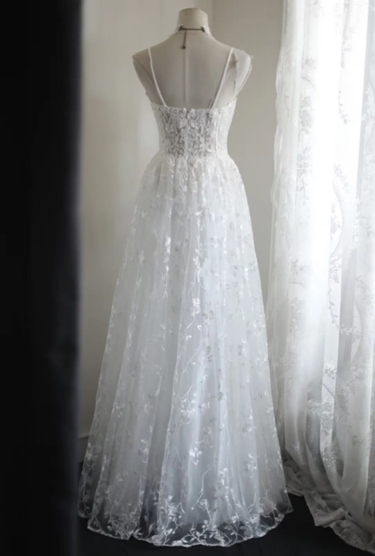 White halter-neck fitted lace maxi ball gown R6767