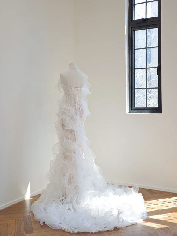 White strapless, fitted waist, long fishtail skirt, sexy ball gown, bridal dress R8511