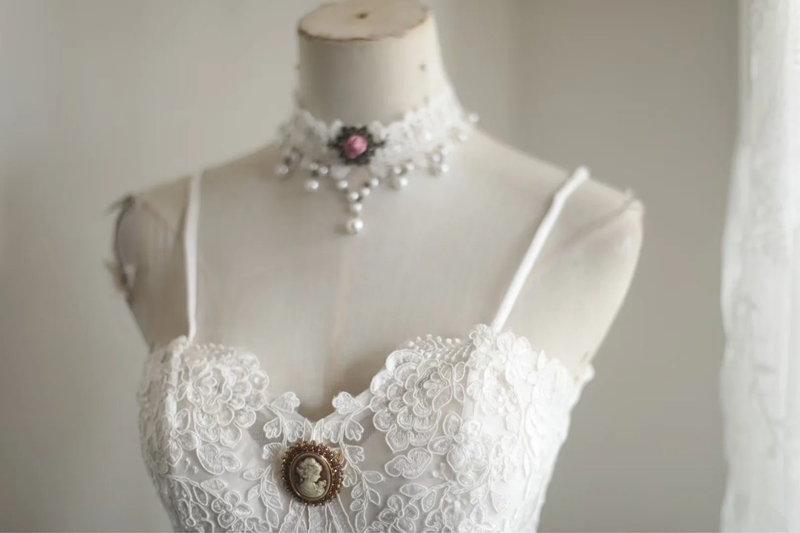 White halter-neck fitted lace maxi ball gown R6767