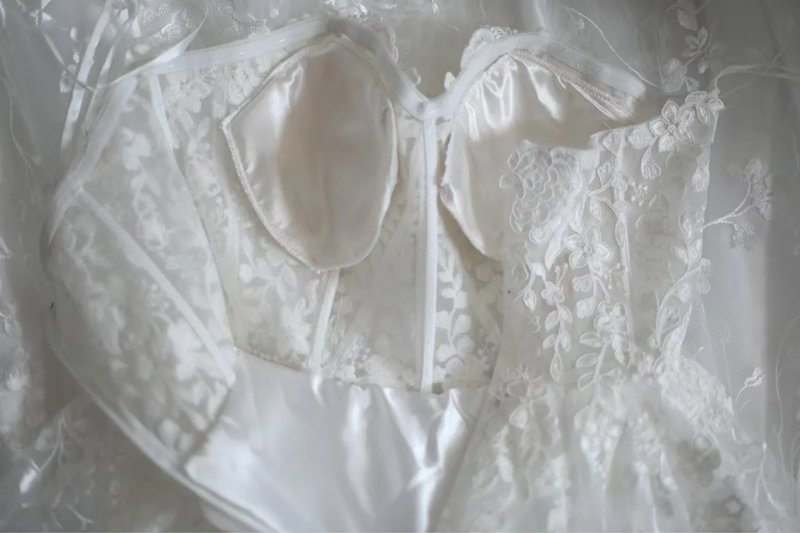 White halter-neck fitted lace maxi ball gown R6767