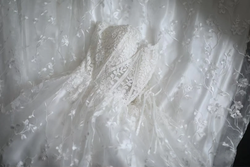 White halter-neck fitted lace maxi ball gown R6767