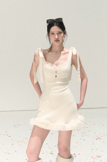 French Style Slim Fit Sleeveless Bodycon Dress with Bow Detail and Faux Fur Trim R9369