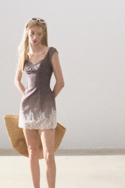 Elegant Short Dress with Lace Detail and Slim Fit for Women R9365