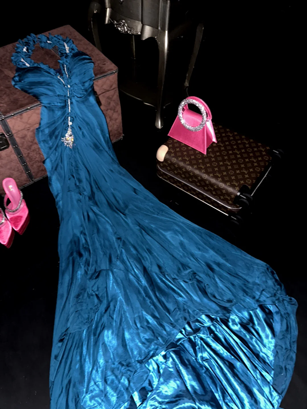 Blue halter-neck fitted long ball gown R7047