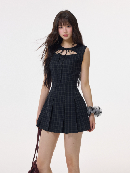 Plaid Sleeveless Mini Dress, Preppy Style With Cutout Neck And Pleated Skirt R9376