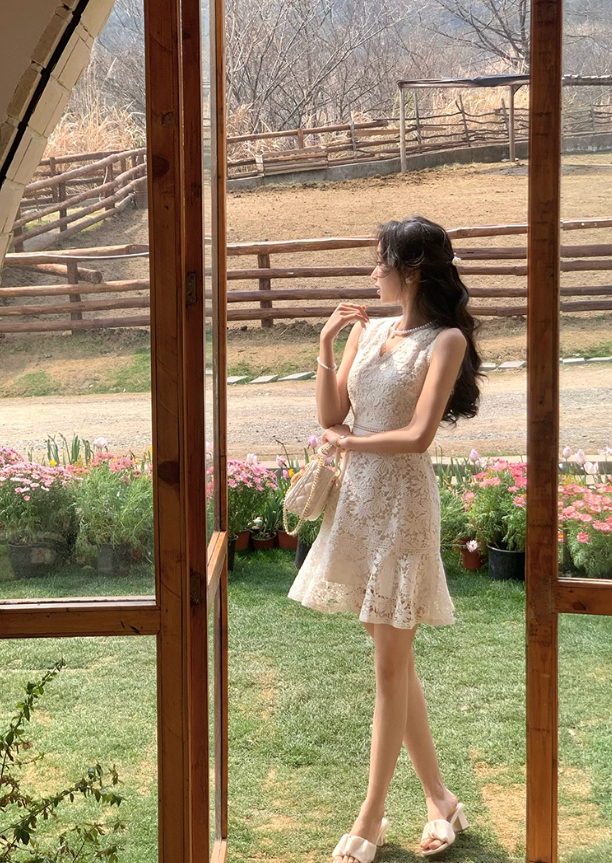 French V-neck Crochet Hollow Dress Women's Slim Sleeveless Temperament Lace Mini Skirt R4337