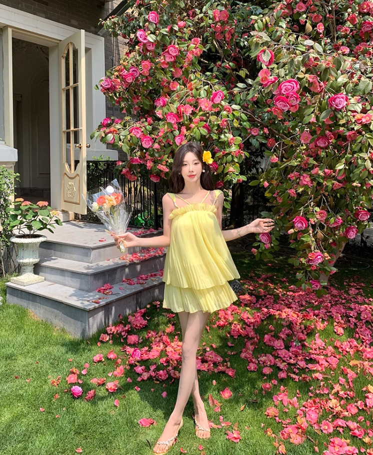 Holiday style beautiful yellow suspender top a-line skirt two-piece suit R0882