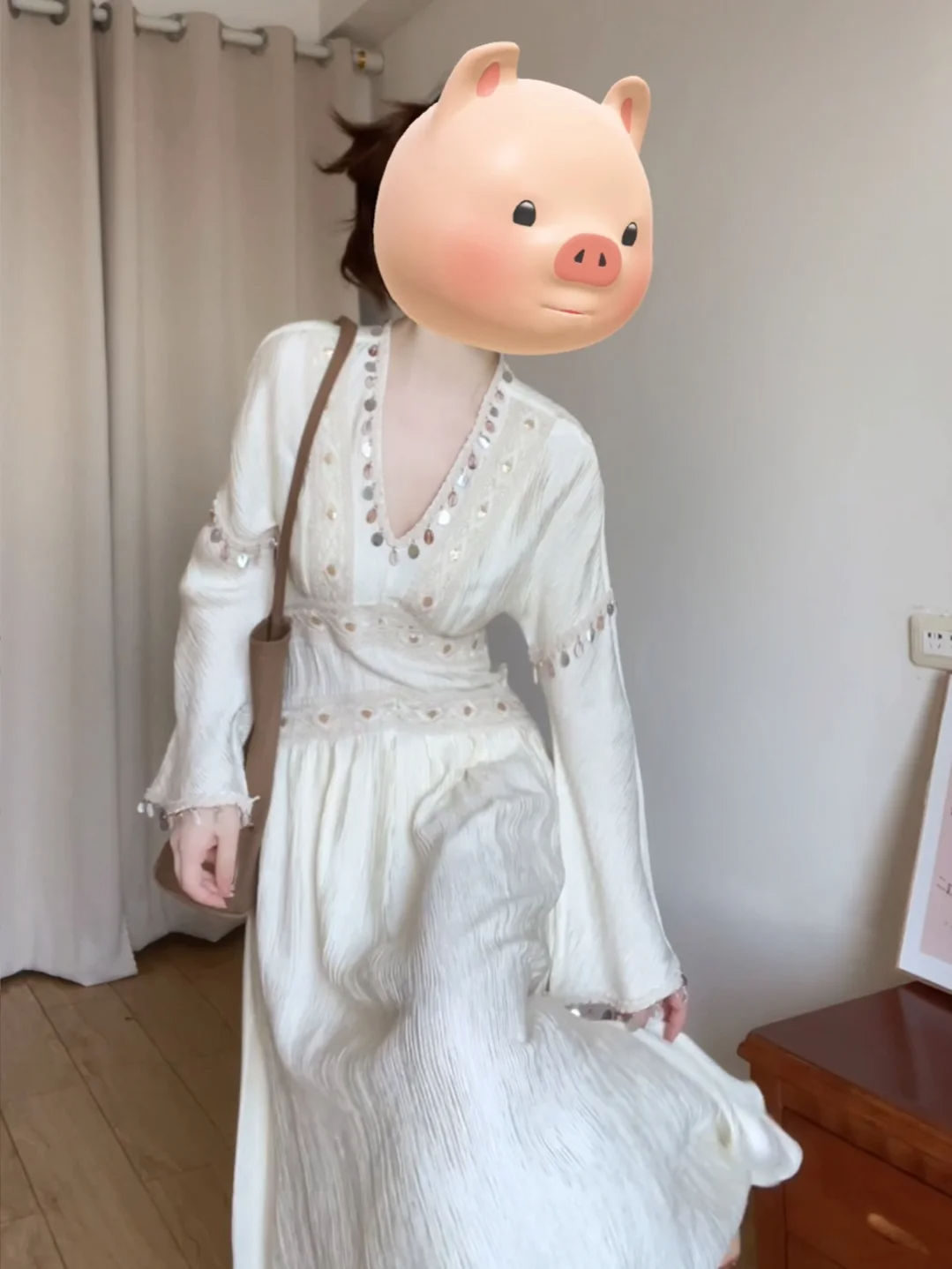 Seaside holiday style v-neck dress 2025 spring new beautiful unique waist temperament long dress R0440