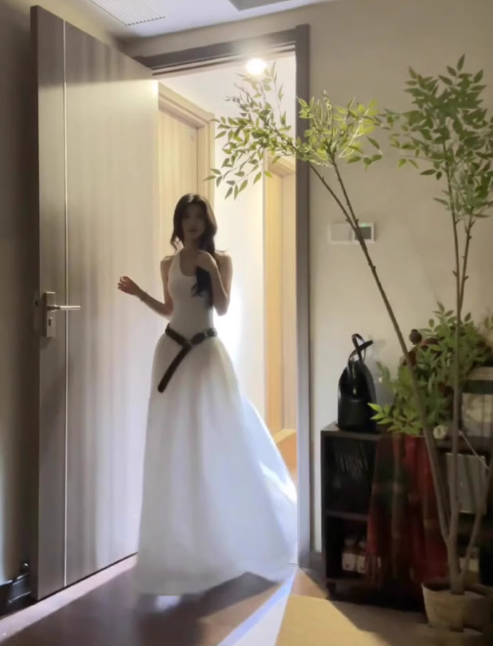 Hot girl wears white sleeveless halter dress with elegant and high-end waist A-line puffy long skirt R0418