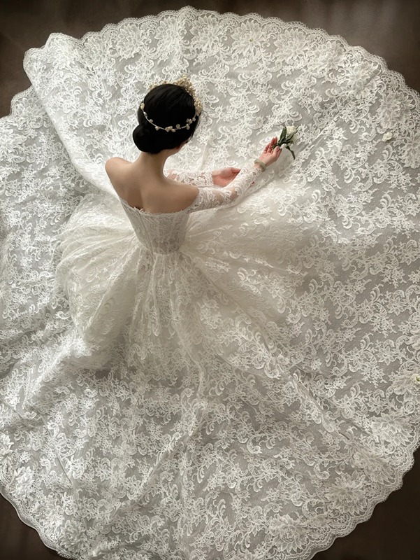 White lace off‑the‑shoulder, waist‑cinching, slim‑fit, long ball gown with a fluffy skirt, wedding dress R7994