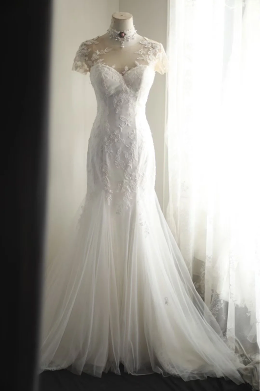 White lace neckline, fitted waist, bodycon long ball gown, bridal gown R6729