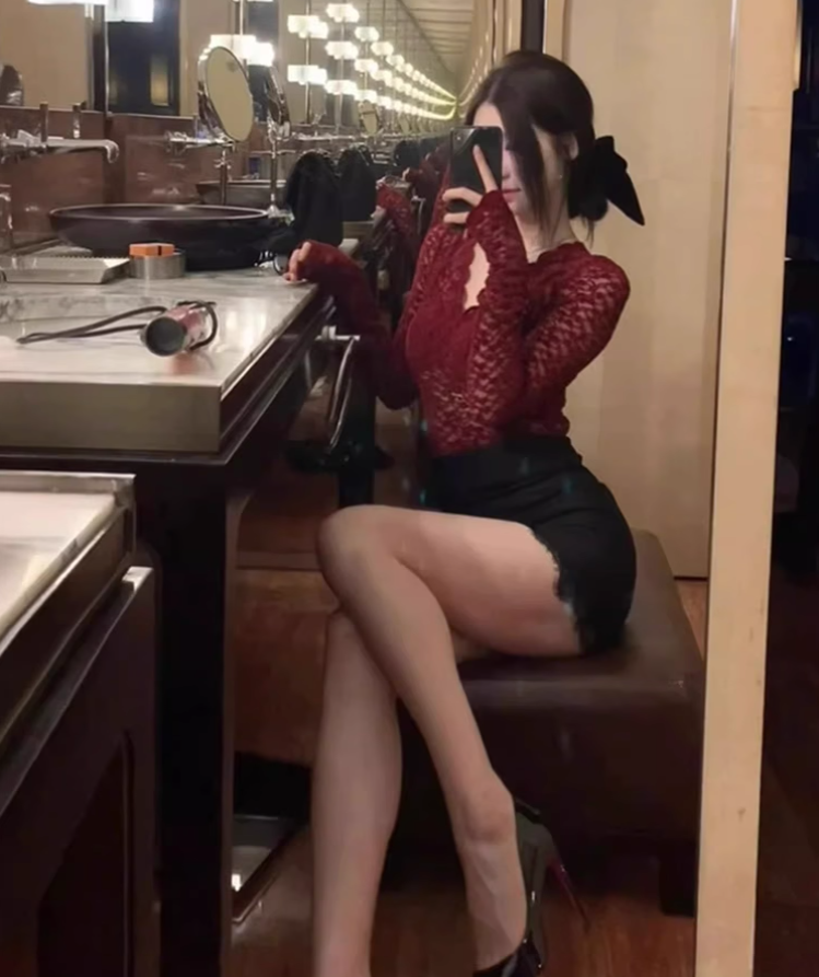 Sexy Royal Sister Style V-neck Lace Top 2025 Large Size Pure Desire Hip Skirt Suit R1240