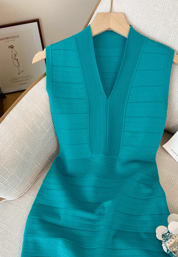 Green Chanel style v-neck sleeveless dress for women with slim waist and short hip skirt R3953