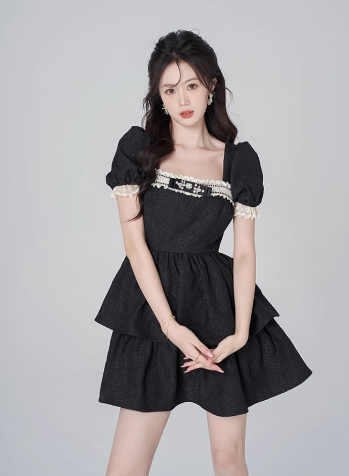 Retro jacquard French dress for women with square collar and lace trim, summer puff sleeves, black slim short skirt R4117