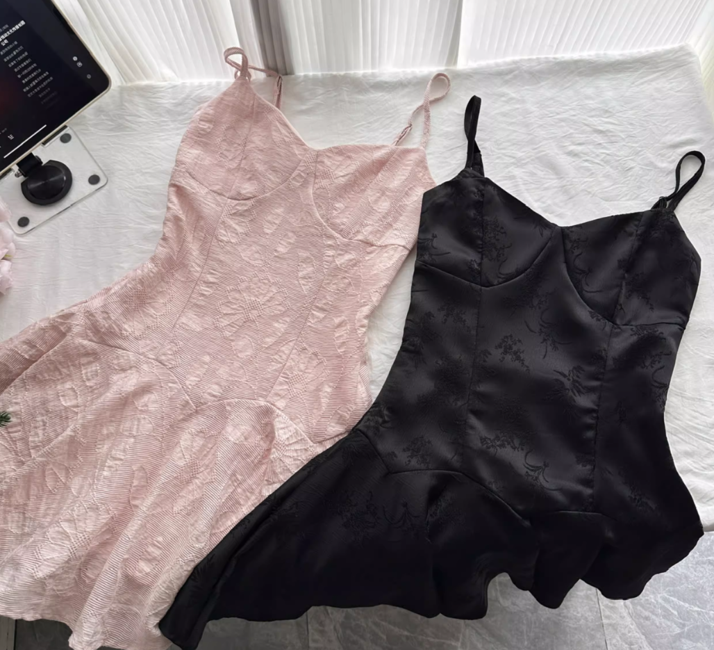 Women's suspender dress with stylish v-neck and slim waist R2049