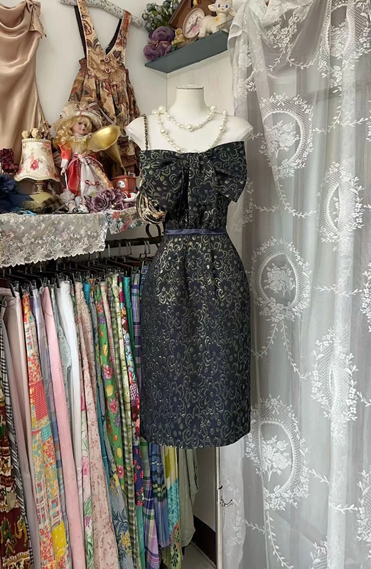 Black Strapless Waist-Cinched Slim-Fitted Bodycon Sexy Ball Gown with Gold-Trimmed Patterns R7408