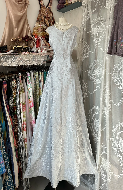 Grey satin printed sleeveless fitted A-line long dress, ball gown R6290