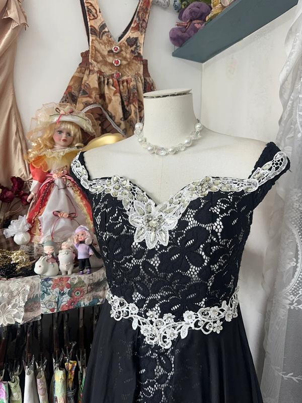 Black halter-neck lace design, fitted waist, irregular hem ball gown R6370