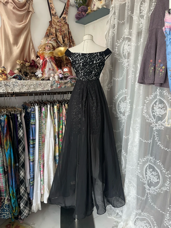 Black halter-neck lace design, fitted waist, irregular hem ball gown R6370