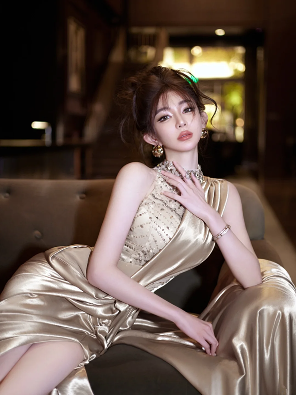 Champagne Halter Neck Waist-Cinched Fitted High-Slit Elegant Prom Dress R7089