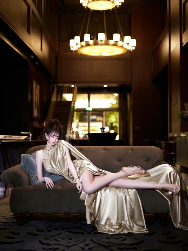 Champagne Halter Neck Waist-Cinched Fitted High-Slit Elegant Prom Dress R7089