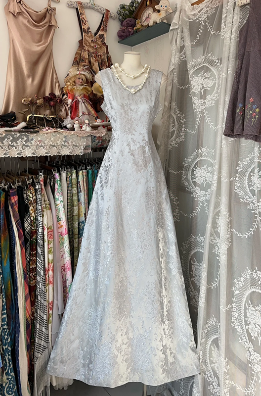 Grey satin printed sleeveless fitted A-line long dress, ball gown R6290