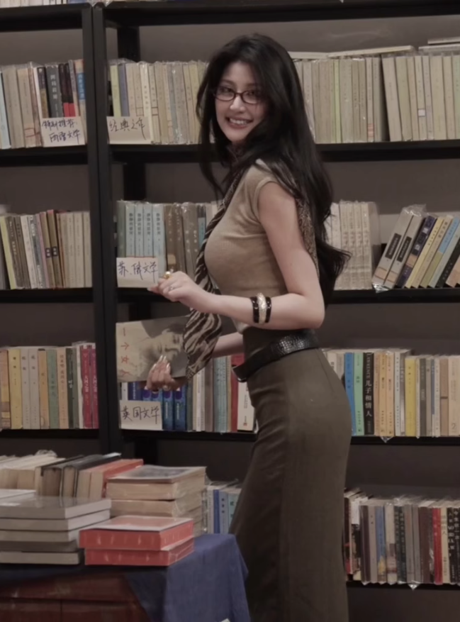 Large size French style slim fit straight shoulder top high waist skirt simple suit R1825