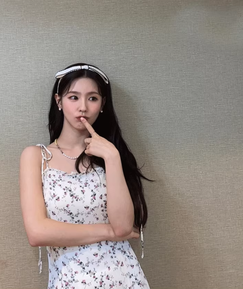 The same style as the stars, the petite and elegant girl's floral suspender dress R2923