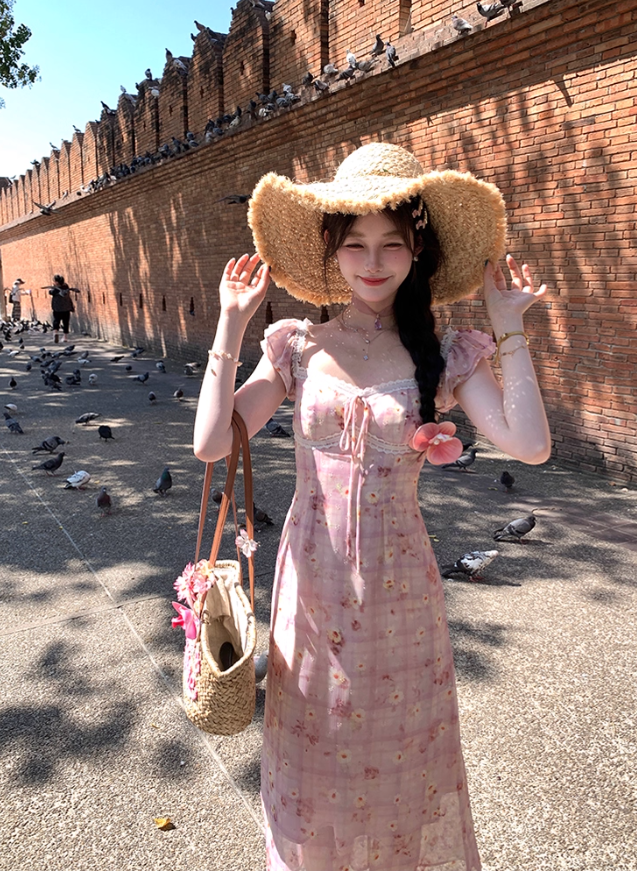 This summer French retro dress with a printed square collar and small flying sleeves is a slimming and form-fitting dress for women R4787