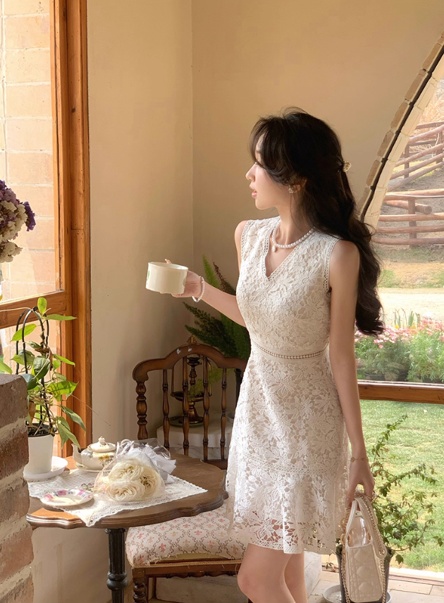 French V-neck Crochet Hollow Dress Women's Slim Sleeveless Temperament Lace Mini Skirt R4337