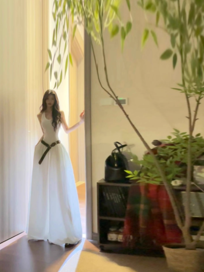 Hot girl wears white sleeveless halter dress with elegant and high-end waist A-line puffy long skirt R0418