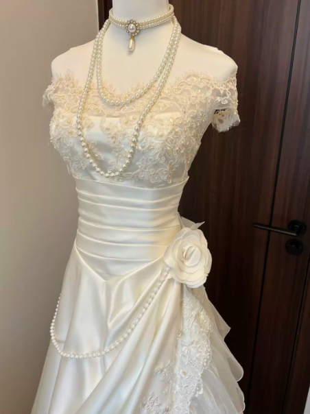 Elegant Ivory A-Line Bateau Lace Embroidery Corset Maxi Wedding Dress RS804