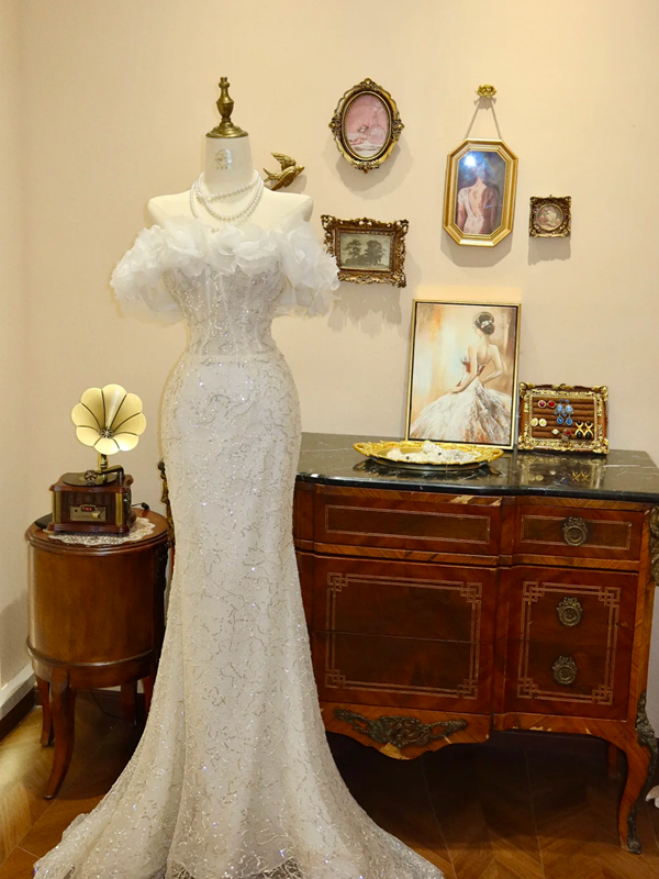 White Off-the-Shoulder Floral Neckline Waist-Cinched Slim-Fit Sexy & Elegant Ball Gown, Bridal Gown R7130