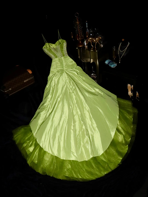 Green halter-neck, fitted, and alluring long ball gown R6850