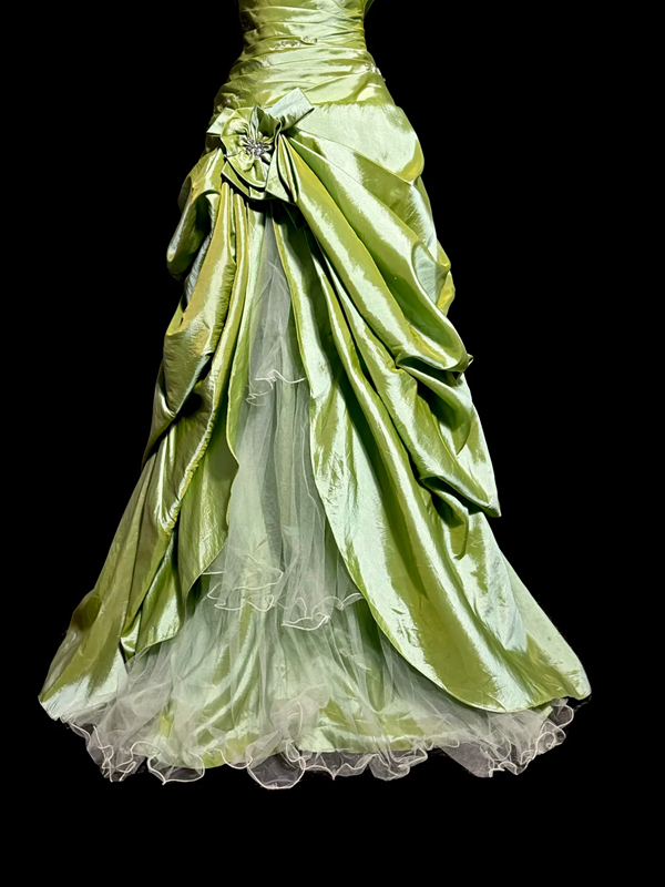 Green strapless fitted waist slim-fitting ball gown with a full skirt exudes classic elegance R8100