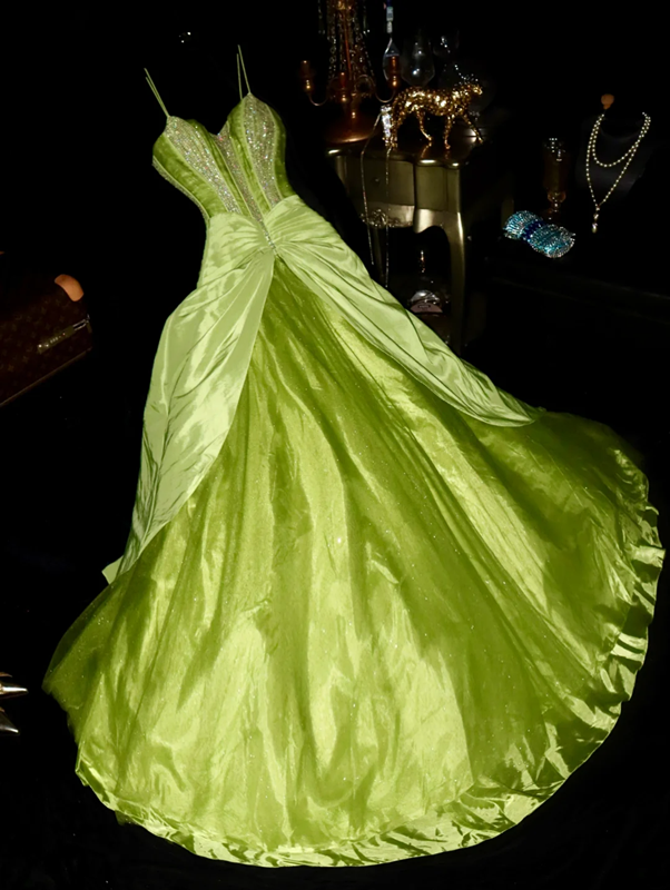 Green halter-neck, fitted, and alluring long ball gown R6850