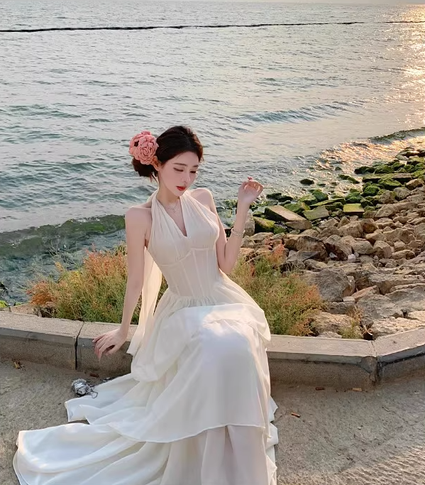 V-neck halter dress with beautiful waist and atmosphere R0600