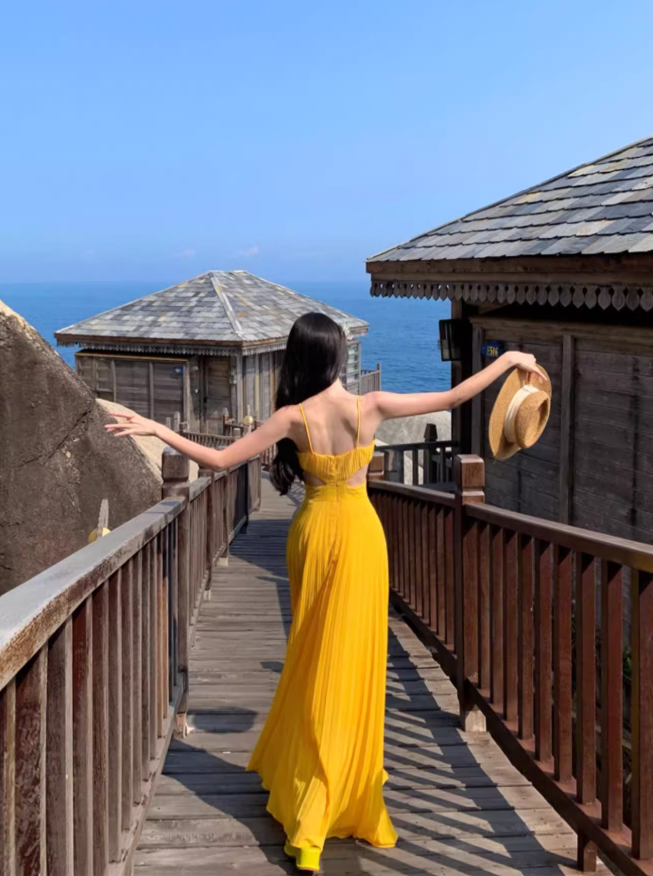 Beach resort long dress with a sense of atmosphere, slim waist and beautiful suspender dress R1577